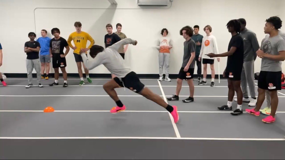 TrackEHS's tweet photo. 4-Step knee drop acceleration from a 2-point start. Junior @KellenBrnfre4 in video/pic below demonstrates great push resulting in great 📐‼️ Cones placed at 3’, 6.5’, and 10’. https://t.co/SR9RbrebcX