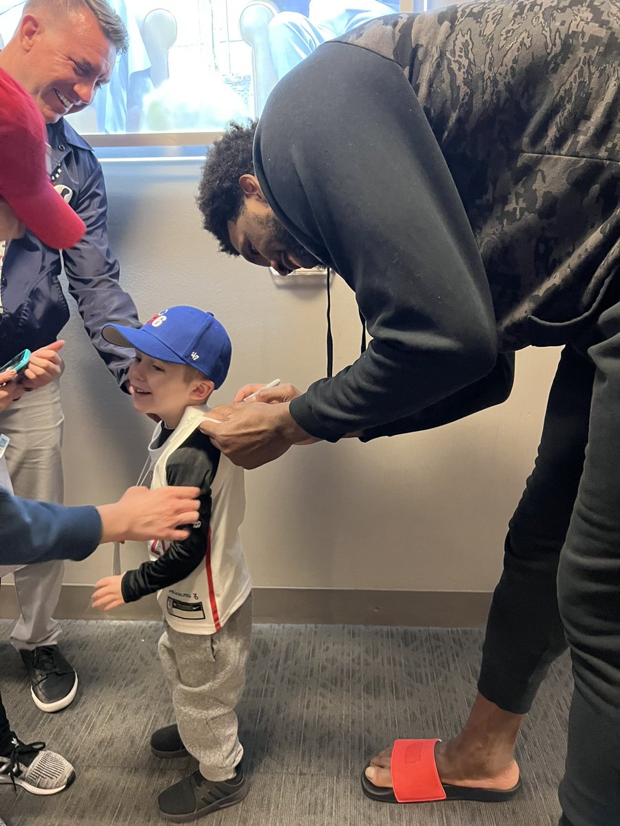 SIXERSSTRONG's tweet photo. After being released from CHOP, 6 year old Noah got to meet his favorite player, @JoelEmbiid, and cheer on a @sixers win with his family 💙❤️ https://t.co/3U0JtaSMrz
