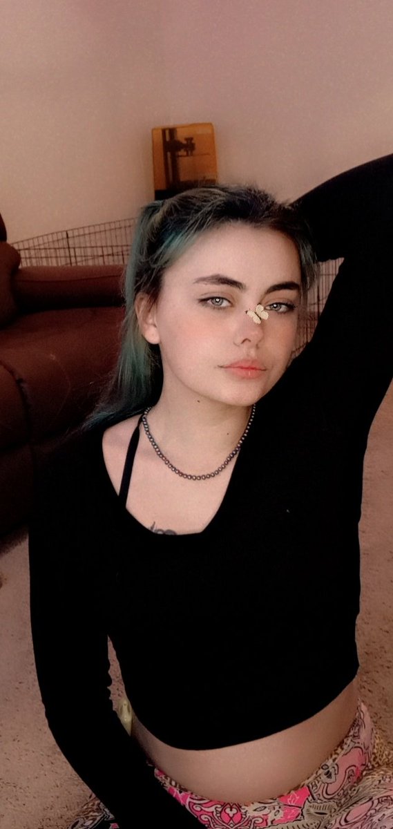 LilDevi93744172's tweet photo. I'm obsessed with my new light😊 
#ringlight #OBSESSED #cute https://t.co/XTYm9GldvG