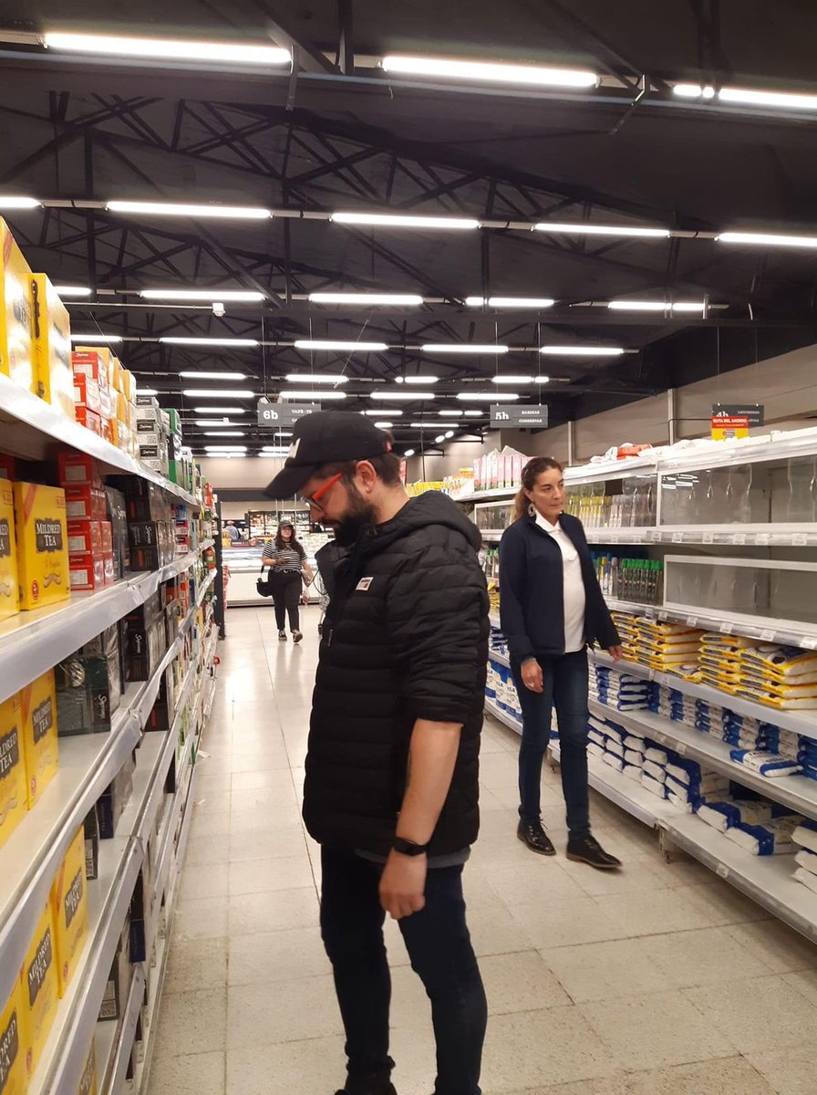 vidalcvale's tweet photo. El presidente Gabriel Boric toma avión comercial y va solo al supermercado, como un ciudadano más.

Su sencillez revoluciona en un mundo clasista. https://t.co/YWb8dpnAHm