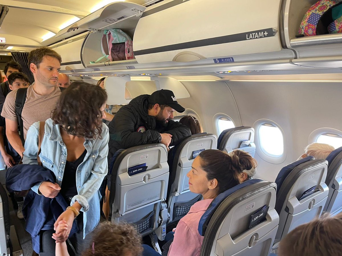 vidalcvale's tweet photo. El presidente Gabriel Boric toma avión comercial y va solo al supermercado, como un ciudadano más.

Su sencillez revoluciona en un mundo clasista. https://t.co/YWb8dpnAHm