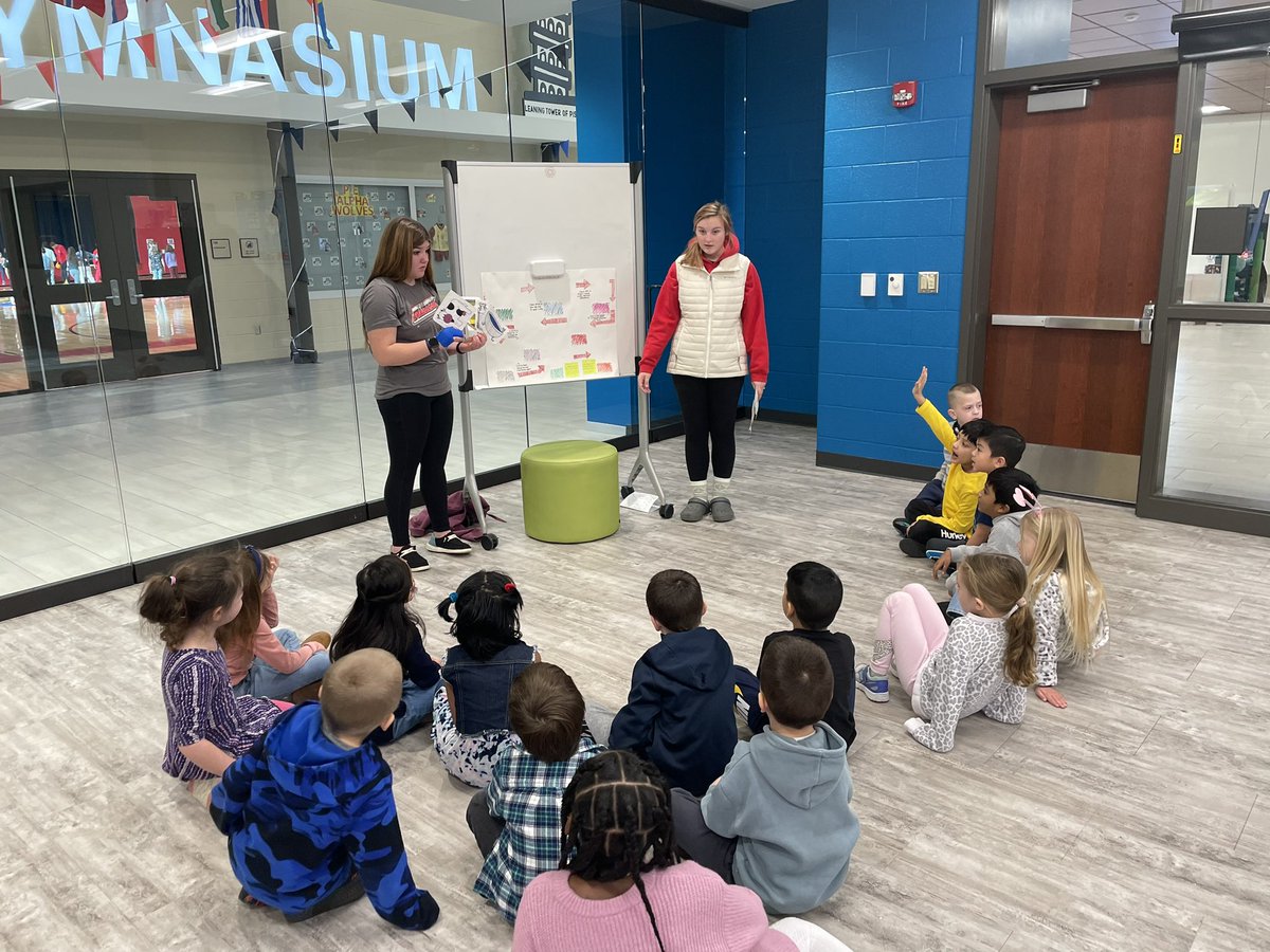 CV_AgSciences's tweet photo. We had a great day visiting the Kindergarten classes at @WC_WolfPack! 

Our #AgScience Ss presented about apples, dairy products, and animal terminology to wrap up the Farms unit. 🍎🐄🐷🐔

Thanks to @mrsdstanford for the invite! #TeachAg #AgLiteracy https://t.co/r0igbD5r4s