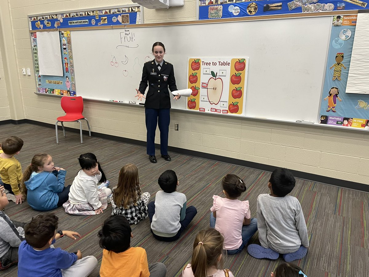CV_AgSciences's tweet photo. We had a great day visiting the Kindergarten classes at @WC_WolfPack! 

Our #AgScience Ss presented about apples, dairy products, and animal terminology to wrap up the Farms unit. 🍎🐄🐷🐔

Thanks to @mrsdstanford for the invite! #TeachAg #AgLiteracy https://t.co/r0igbD5r4s