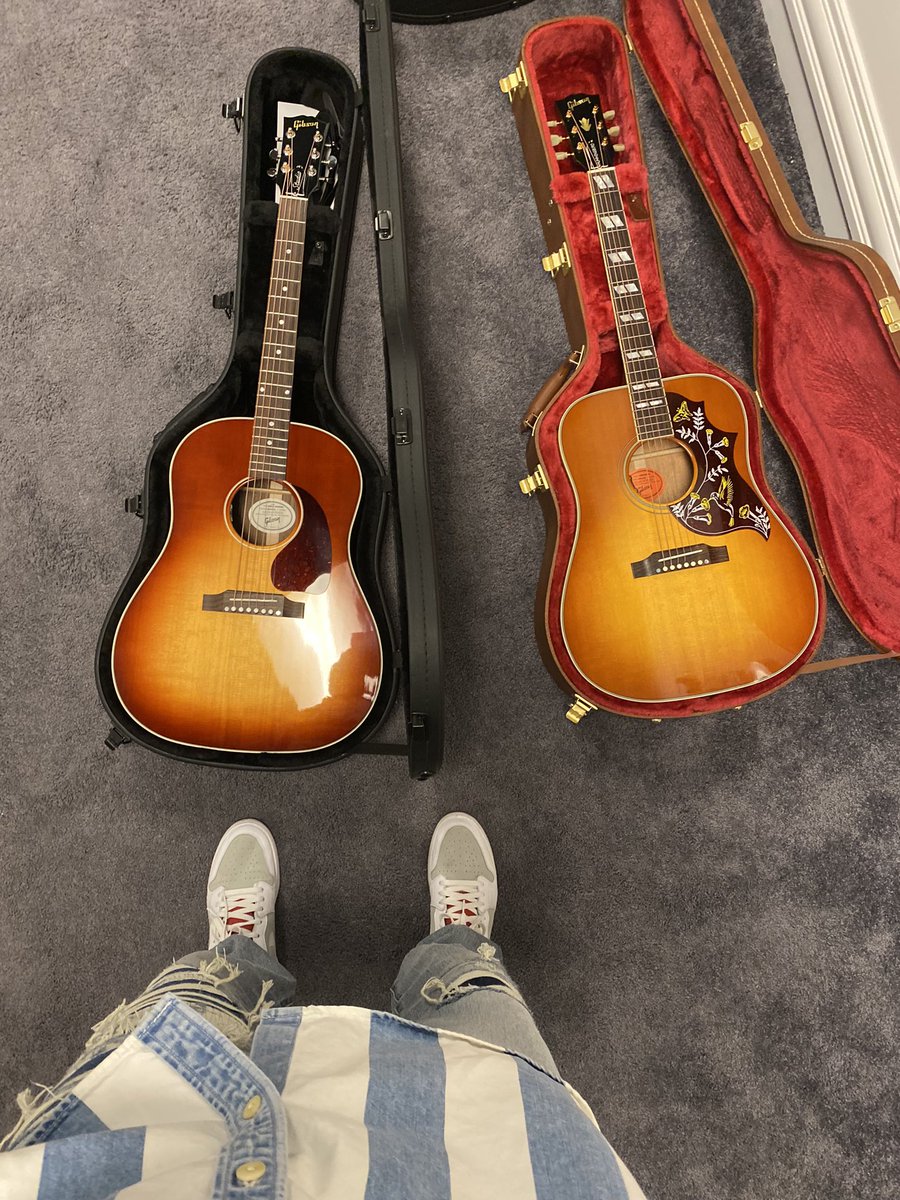 manuelmedrano's tweet image. Probando guitarras en el gibson showroom 🫠✨