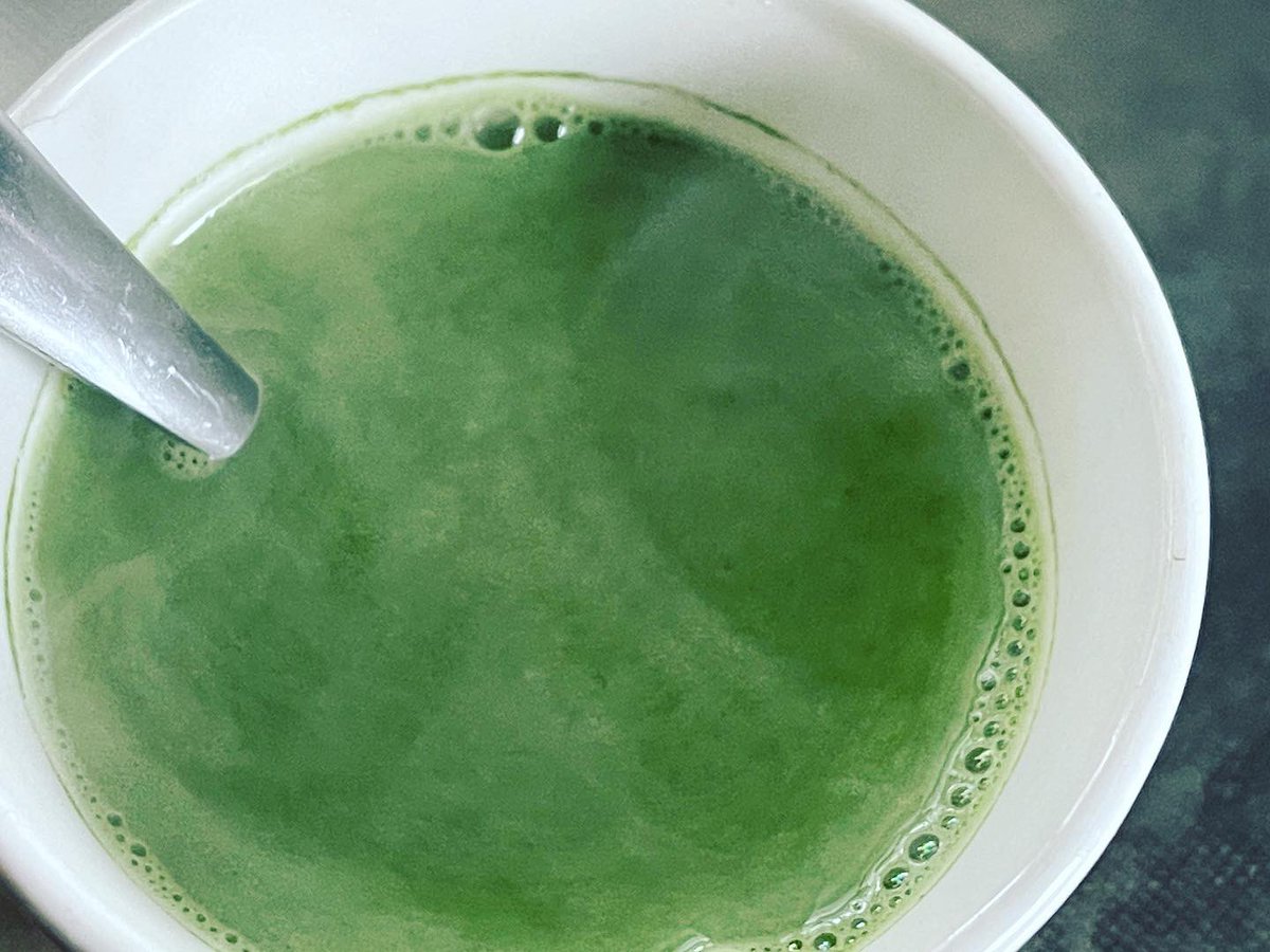 tanoshimu_time's tweet photo. チャセンが相変わらず入手出来ておらず　#茶せんのいらない本格抹茶 で朝のホット　#抹茶ラテ　を作る。
確かに良く溶けてます。味はまぁまぁ。
個包装だから抹茶好きキャンパーがキャンプに持っていくのにちょうど良いですね〜
#抹茶　#抹茶カフェ #macya #macha #maccya #greentea #japanesegreentea https://t.co/PQ9rj8CyG3