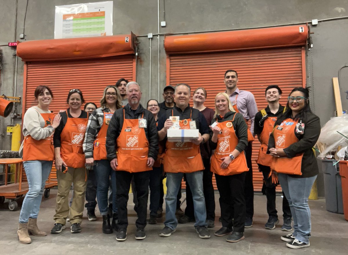 Congratulations, Hector on reaching 30 years with this amazing company. Thank you for all your hard work and dedication!#redlands1013🍊💪🏼
