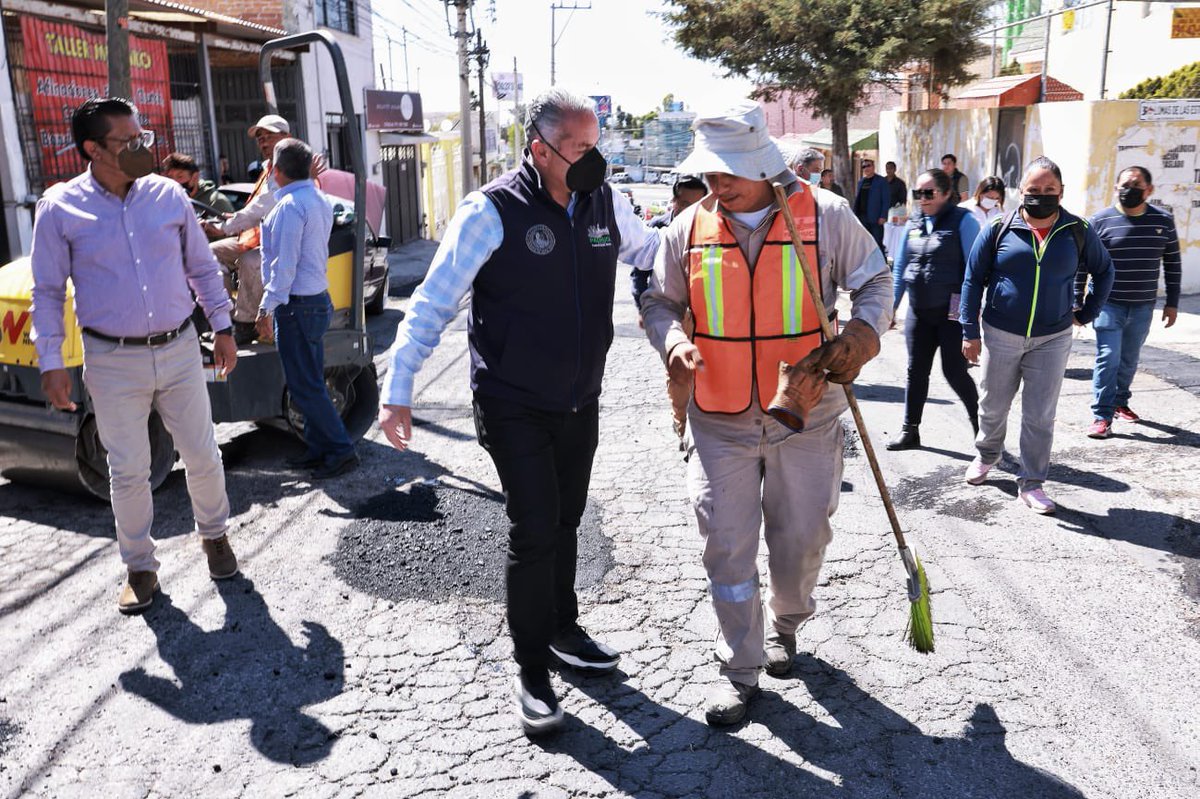 sergiobanosr's tweet photo. ¡En #Pachuca continuamos con las acciones permanentes del #ProgramaDeBacheo 👷🏻♂️!
Esta tarde supervisé los trabajos de bacheo en la colonia Palmitas. También se realizaron trabajos en la colonia Lomas Residencial 🛣️.
#CumpliendoPorTuFamilia ✅👨👩👧👦 https://t.co/LfjaJkFIiM