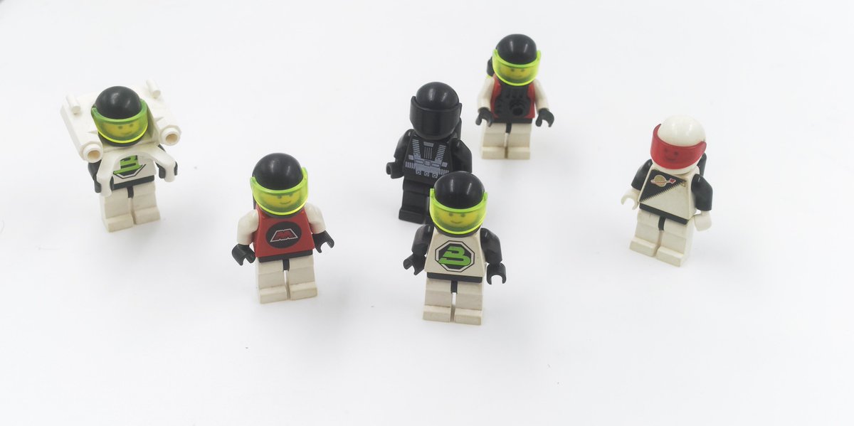 DandumontP's tweet photo. Et un véhicule #MTron ainsi que pas mal de minifigs (ce ne sont pas les Bioman) https://t.co/jmC93eqlbn