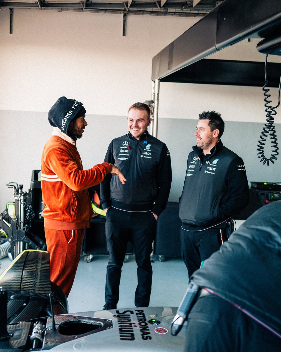 LH44_Lisa's tweet photo. @MercedesAMGF1 @LewisHamilton @PET_Motorsports @amgmotorsport The things we love to see ❤️ Man's like superman but better #SuperHAM 😉 https://t.co/McN5NHqRwS