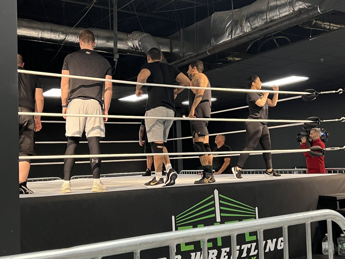 sonnystrut's tweet photo. Full house at the @EPWAcademy1 !! Have you signed up for your FREE class? https://t.co/Wg9u4L1Rt0