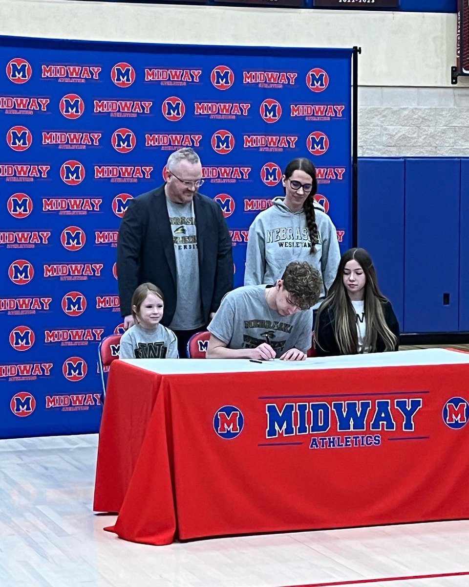 isaacsholmes's tweet photo. Offcially a Prairie Wolf 🐺 #Signed #GoPrairieWolves https://t.co/qD1JXntOho