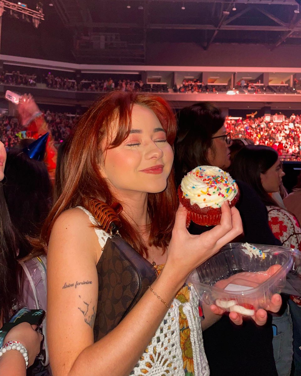 adored_ash's tweet photo. me with my cupcake before and after realizing i had to inhale it before harry came on stage in 5 minutes ❤️ https://t.co/SUl0EFSGHw