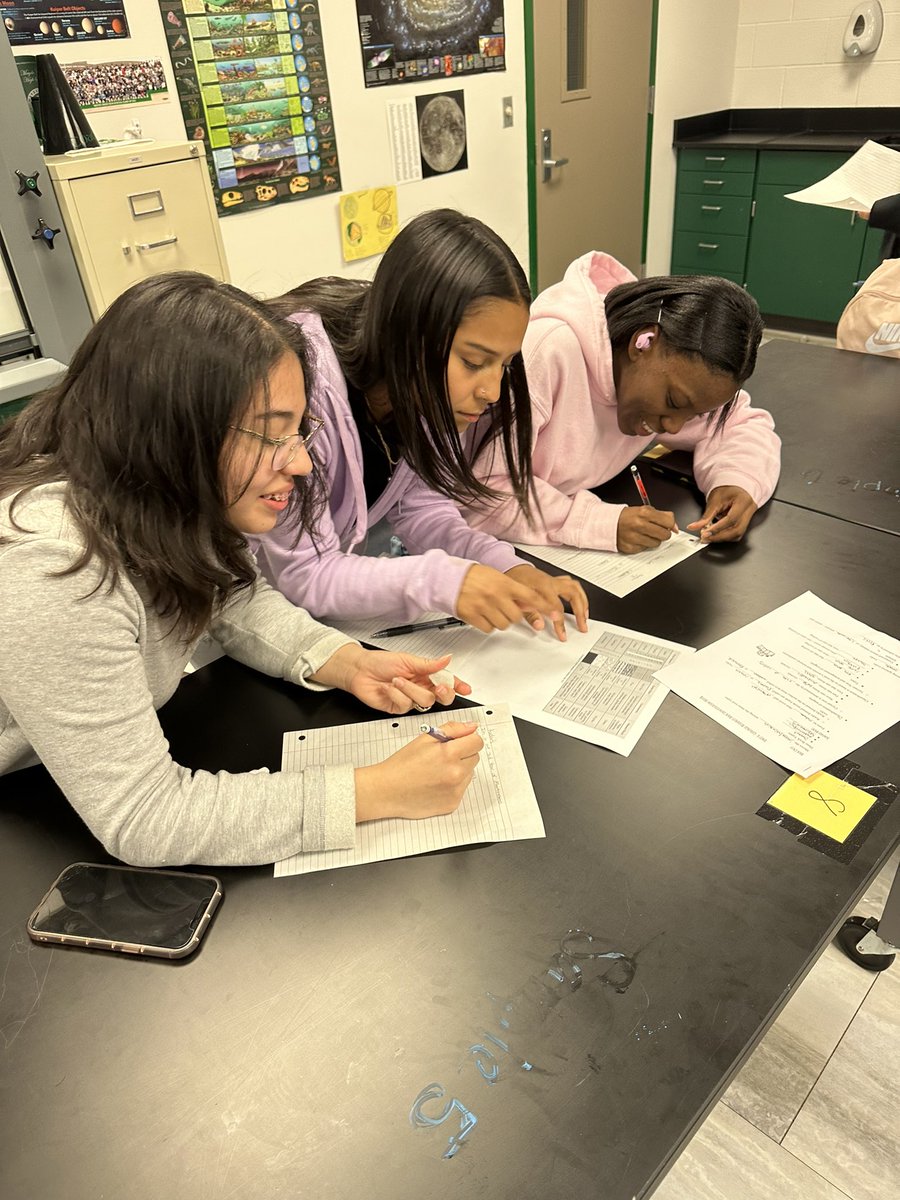 mrs_sosa_8891's tweet image. Learning how to identify rocks in Earth and Space science. #scienceteacher #mchs #maydeforthis