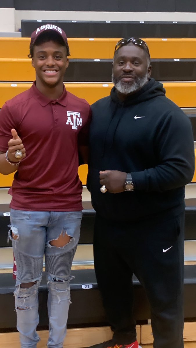 arveyondavis's tweet photo. Officially a Aggie 👍🏾
Let’s work @aggietfxc
-I really want to thank GOD, and everyone who has supported me up to and past this point , jobs not finished .
@TXMileSplit @aggietfxc
#aggie #aggieland #trackandfield
#gigem #committed #explorepage #ncaatrack #trackguys #tamu https://t.co/VgWQhEqS6U