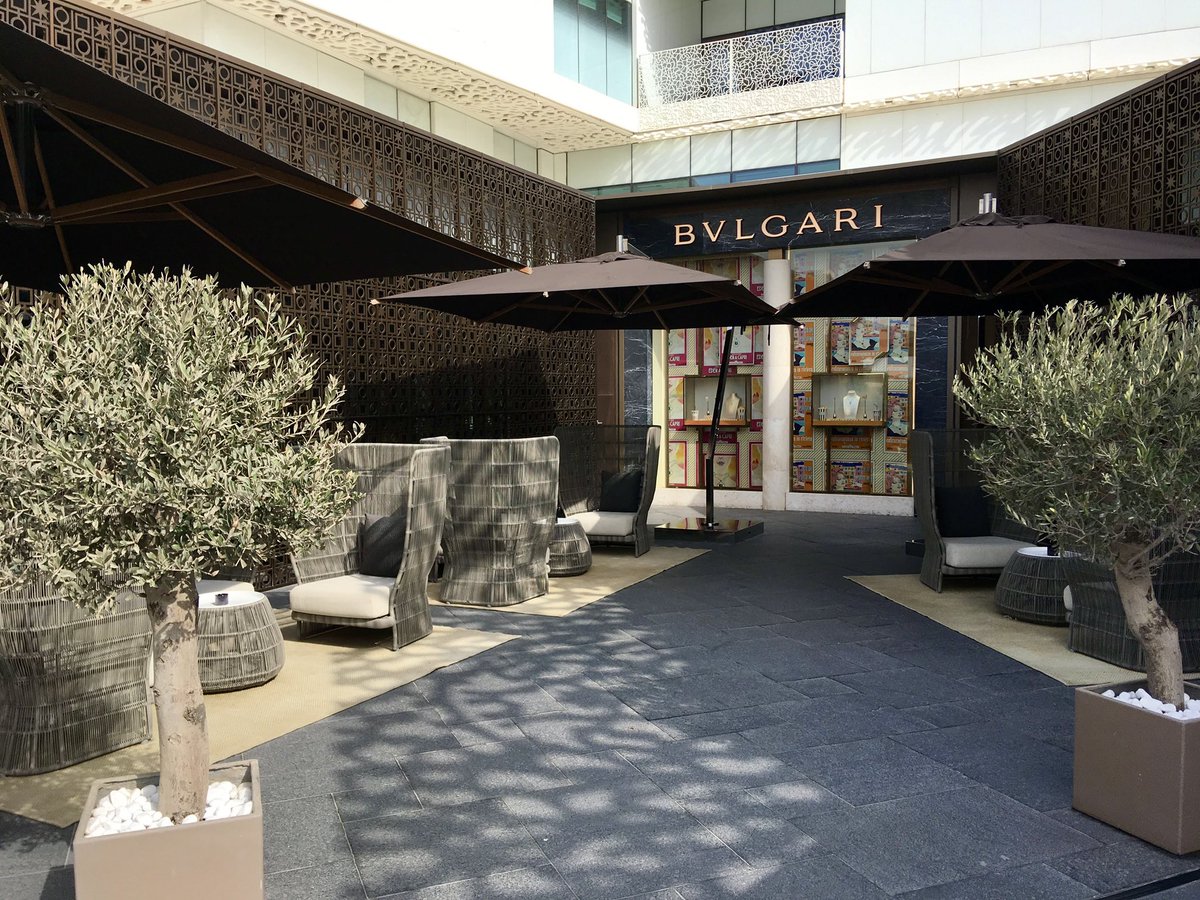miletraveling2's tweet photo. そう言えばドバイはリッツカールトンは賑わってたけどブルガリホテルはレストラン含め心配になる位人がいなかったんですよね、コロナ前の話ですが。
ボンヴォイに参加してない影響なのかな？
ボトムのお部屋で2倍してたのと、場所がちょっと離れてるのも大きそうだけど。
←ブルガリ　リッツ→ https://t.co/MvmjYm2O7X