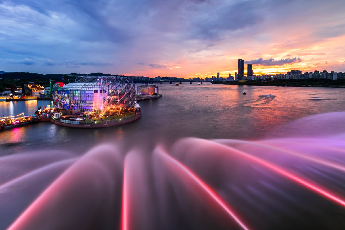 VisitaCorea's tweet photo. #FotoCorea

El río Hangang y las islas flotantes Sebitseom vistas desde el Puente Banpodaegyo y su fuente Arco Iris 🌈

Sobre el lugar 👉 https://t.co/QoNHpJexn8 https://t.co/Acvd89RkZH