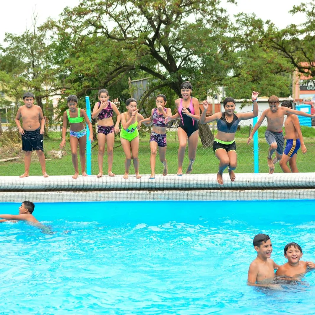 nico_mantegazza's tweet photo. ☀️ Comenzó el programa Todos al Agua para instituciones socio culturales y deportivas, en el Polideportivo Municipal Padre Mugica, donde podrán disfrutar de la pileta municipal y diferentes actividades recreativas.

@SVmunicipio https://t.co/d8znZ6KvQ9