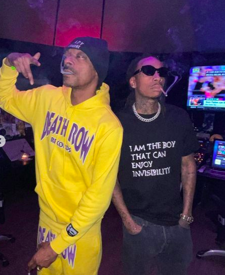 DailyLoud's tweet photo. Snoop Dogg x Wiz Khalifa in the studio https://t.co/k3dsEkhvMh