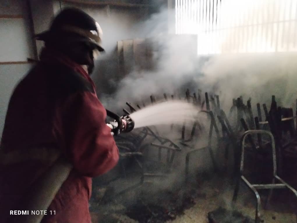 lorearraiz's tweet photo. #Tachira Por tres días consecutivos incendian espacios de la Universidad de Los Andes. Hoy vieron a seis personas haciéndolo. 
Nuestra universidad NO tiene suficiente personal de seguridad https://t.co/eL8S1fL4WB