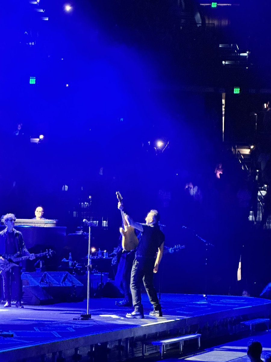 waynemadeit's tweet photo. Bruuuuuuuuuuce!!!!!!! Thanks to everyone in the Band for an awesome concert experience @springsteen @StevieVanZandt @nilslofgren @gwtallent @jakeclemons @EStreetMax @MVZaGoGo @SpringNuts_ https://t.co/Cl4y6unj9s