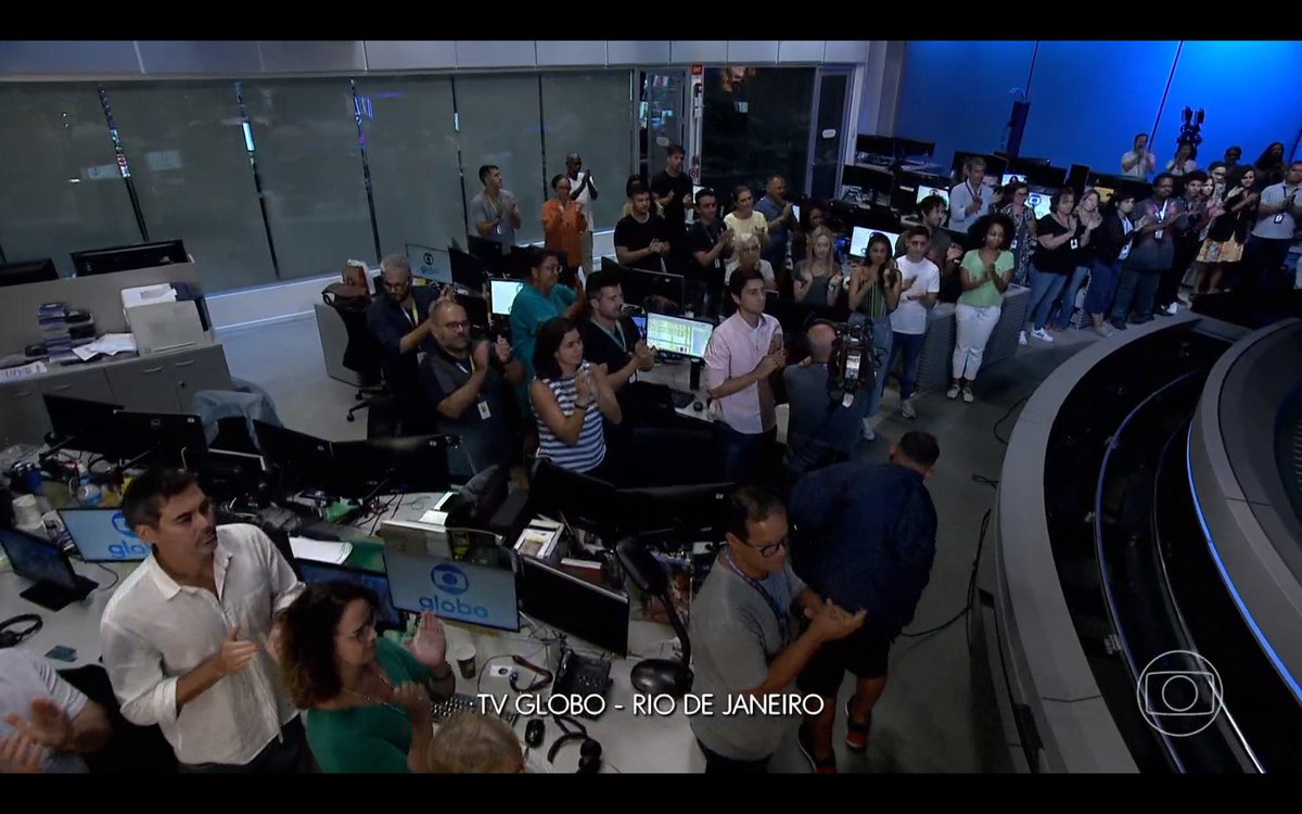 ZAMENZA's tweet photo. Que lindo o Jornal Nacional de homenagem a Glória Maria. Foram mais de 50 minutos com matérias e depoimentos da trajetória gigantesca de um dos maiores ícones do jornalismo. Fez jus ao tamanho que essa jornalista tem pra televisão, pro público e todos os colegas. Viva Glória! #JN https://t.co/M6WpZLTC0R