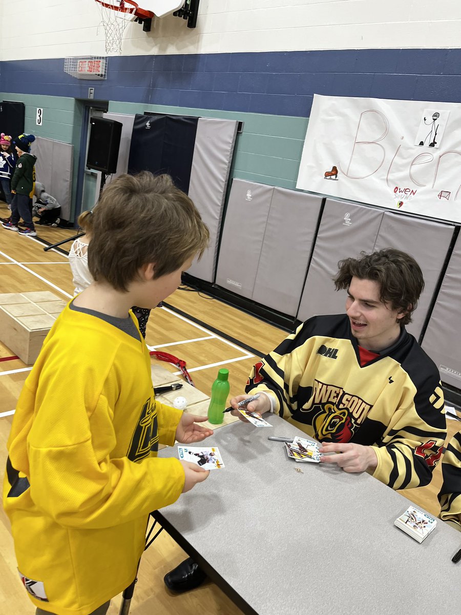mousadri's tweet photo. Ce matin nous avons accueilli trois membres de l’Attack ainsi que @cmhagb ! La conversation de la santé mentale est très important! Merci d’avoir partagé votre histoire les gars. @AttackOHL  @ECStDSavio https://t.co/tVnqh34VuG