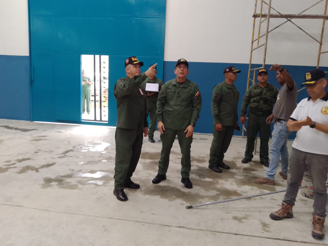 daex_ve's tweet photo. #02Feb- El GD. Jesús Carrera, Director de la #DAEX junto al GD. Carlos Lezama, Director de #DICOMAE, realizaron revista al almacén B-13 de #DACOPAM, ubicado en Maracay, Edo. Aragua. Con la finalidad de visualizar los avances de infraestructura. https://t.co/RMa3Bvk8X5