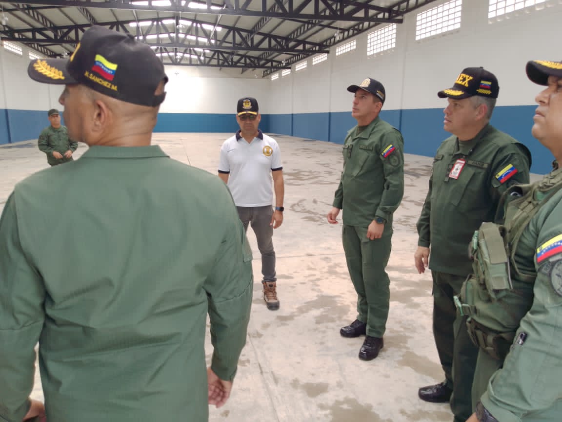 daex_ve's tweet photo. #02Feb- El GD. Jesús Carrera, Director de la #DAEX junto al GD. Carlos Lezama, Director de #DICOMAE, realizaron revista al almacén B-13 de #DACOPAM, ubicado en Maracay, Edo. Aragua. Con la finalidad de visualizar los avances de infraestructura. https://t.co/RMa3Bvk8X5