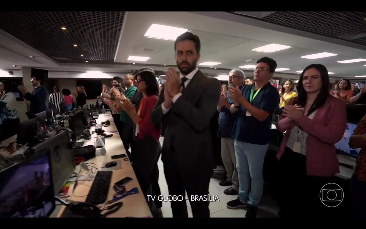 ZAMENZA's tweet photo. Que lindo o Jornal Nacional de homenagem a Glória Maria. Foram mais de 50 minutos com matérias e depoimentos da trajetória gigantesca de um dos maiores ícones do jornalismo. Fez jus ao tamanho que essa jornalista tem pra televisão, pro público e todos os colegas. Viva Glória! #JN https://t.co/M6WpZLTC0R