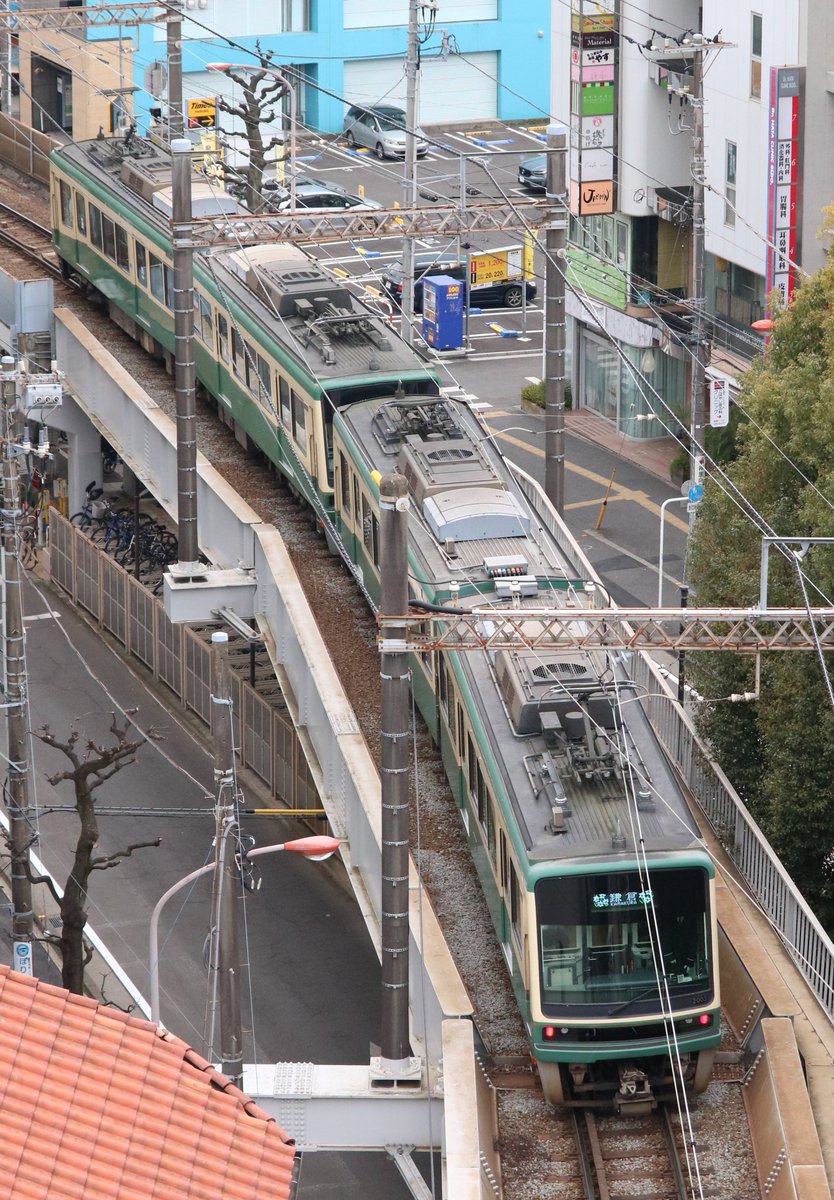 enodenensen's tweet photo. おはようございます。今日の9:36藤沢駅発の江ノ電です。前後ともに2000形でした♪今日は節分ですね！遊行寺さんや龍口寺さん、長谷寺さんなどで豆まきが行われるようです！ https://t.co/V1ARW5eHBq