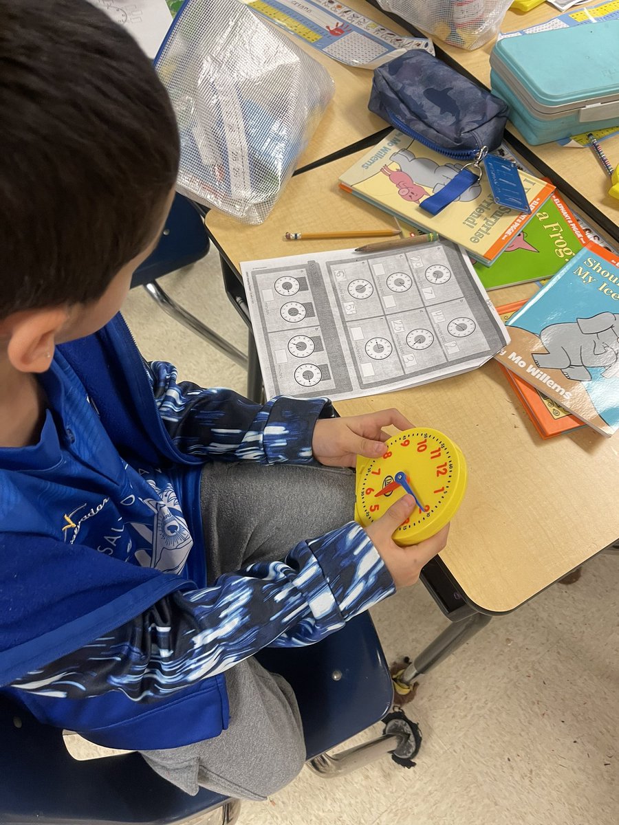 cynthiaslindsay's tweet photo. 👏🏻 2nd grade STARS are able to use their #MathToolKits with ease! 🌟 I love seeing visual aids, coins & clocks while completing their review of money & time! @origomath independent practice was successfully accomplished! ⏰ @NeabscoPrincip1 @blevecchi @PWCSNews @AsmahanJackson https://t.co/l1S80Y3kw8