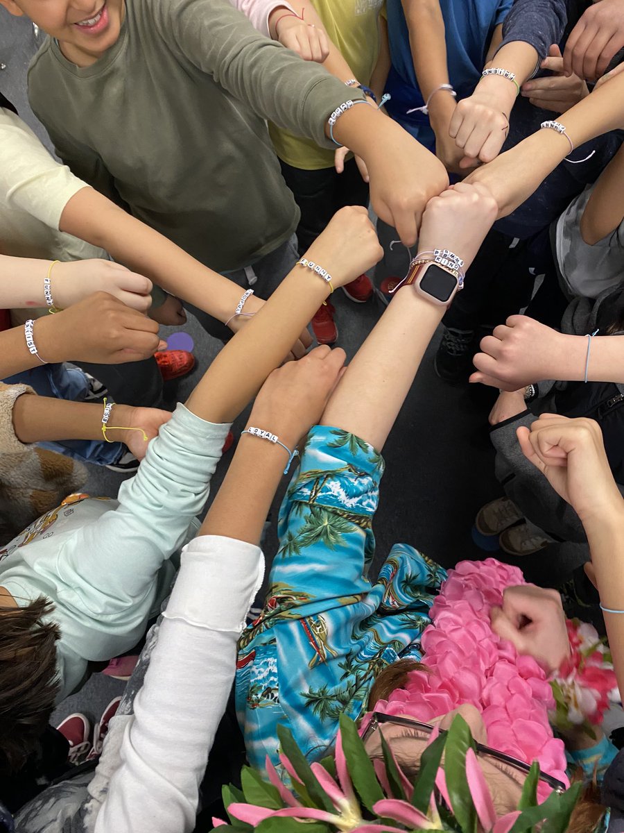 Ss made friendship bracelets during Morning Meeting! <a href="/oakhilles/">Oak Hill Elementary</a> #BuildingRelationships