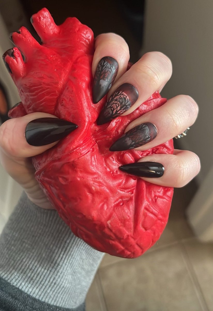 DeadGirlClaws's tweet photo. Obsessed with this, #Nailfie @MusedMayhem took wearing my #pressonnails in the design Blood Moon ♥️🔥🌙 🤩🤩🫶🫶🫶🫶

#shopsmall #SmallBiz https://t.co/xVjeuoXP5q