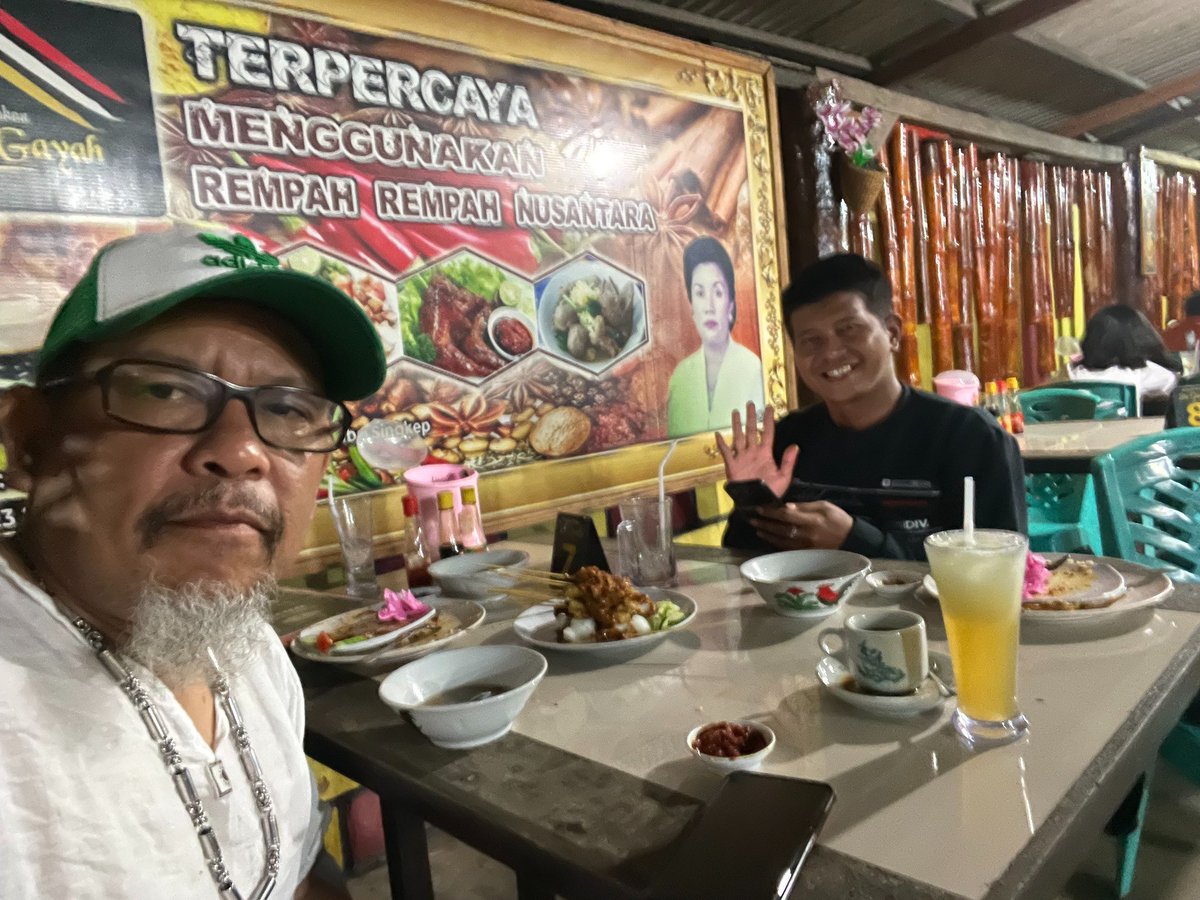 GerakDarma's tweet photo. #deliciousfood #foodie #mineralexploration #famous #dabo #singkep #singkepisland #pulausingkep #kepulauanriau #riauislands #kepri #indonesia https://t.co/LNsKeSnJD1