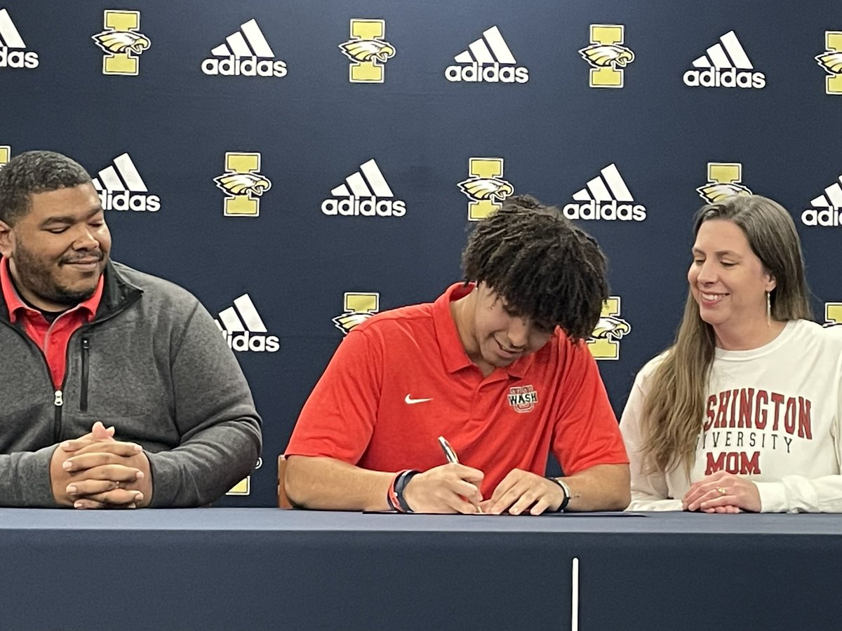 Kyler_K1ng's tweet image. Pen to paper. It's official! #GoBears @CoachAaronKeen @wcsIHSfootball congrats to my brothers who also signed @brooks_sapone @trehartwell_ @DanielMoralesFB @TheJeremy_B @Jake_Woodward73