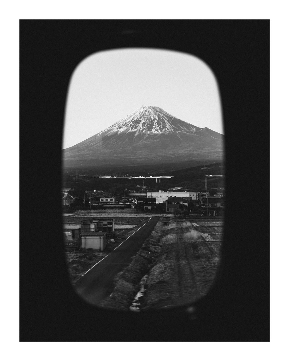 taming422's tweet photo. fuji through the window https://t.co/Sc1OBXsZmt