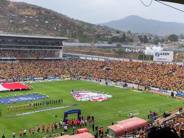 Chris_Tangas28's tweet photo. @TepatitlanFC @C_A_Morelia Ustedes presumen que somos sus hijos, nosotros que somos la mejor afición dónde estemos y qe tenemos bastante espacio en butacas y aparte jugamos en la mejor cancha de México. ❤️💛 Al menos nuestro estadio no se ve al libramiento  ❤️💛 https://t.co/3xn7EMcpOV