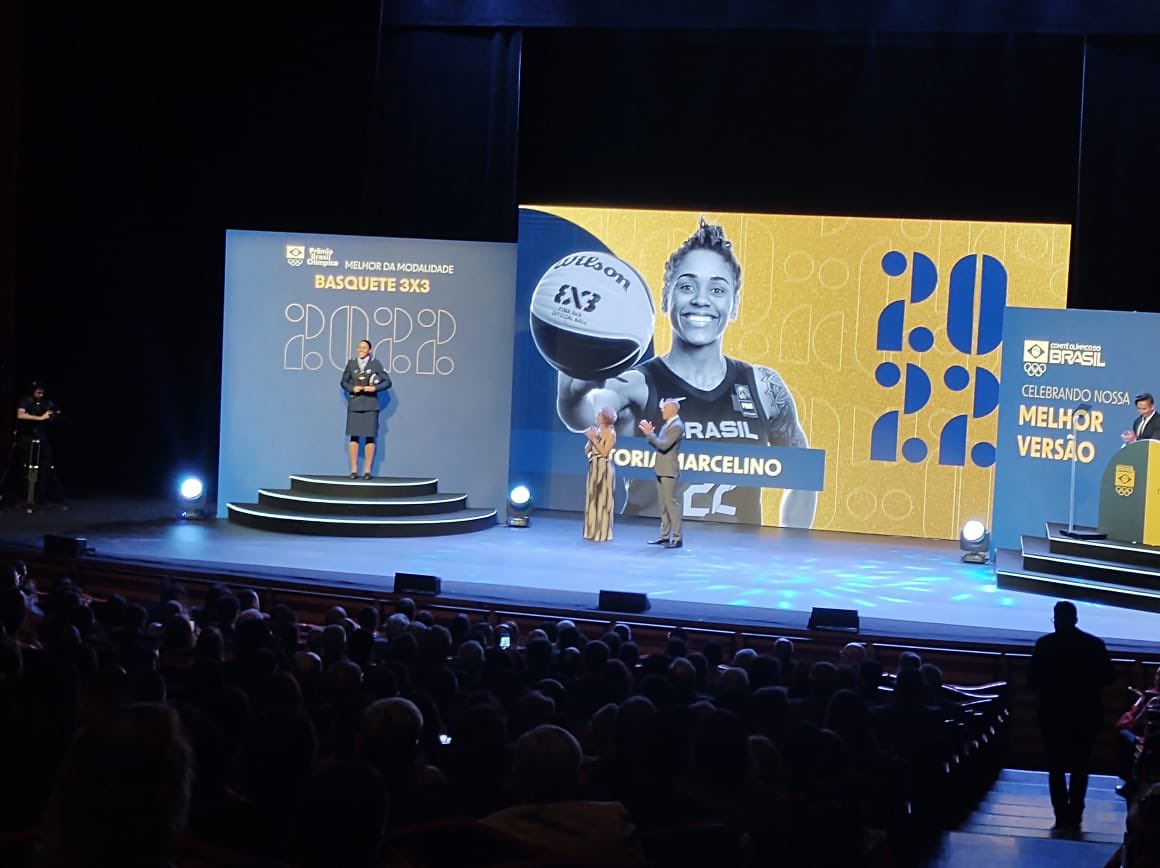 É a melhor do ano! 

Na noite desta quinta-feira, <a href="/vitoriamarc22/">Vitória Marcelino</a> recebeu o troféu de melhor atleta do basquete 3x3 brasileiro em 2022 durante o Prêmio Brasil Olímpico 👊🏻

Na mesma noite, a CBB recebeu o prêmio por <a href="/Bruno_Caboclo/">Bruno Caboclo</a>, eleito no basquete 5x5.

📸 Wander Roberto/COB