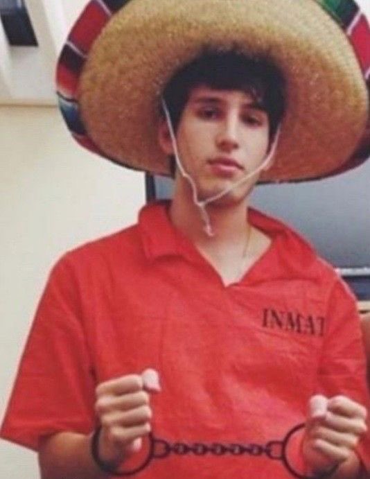 yatraarchive's tweet photo. @SebastianYatra hace unos años https://t.co/lBB0cvapXM