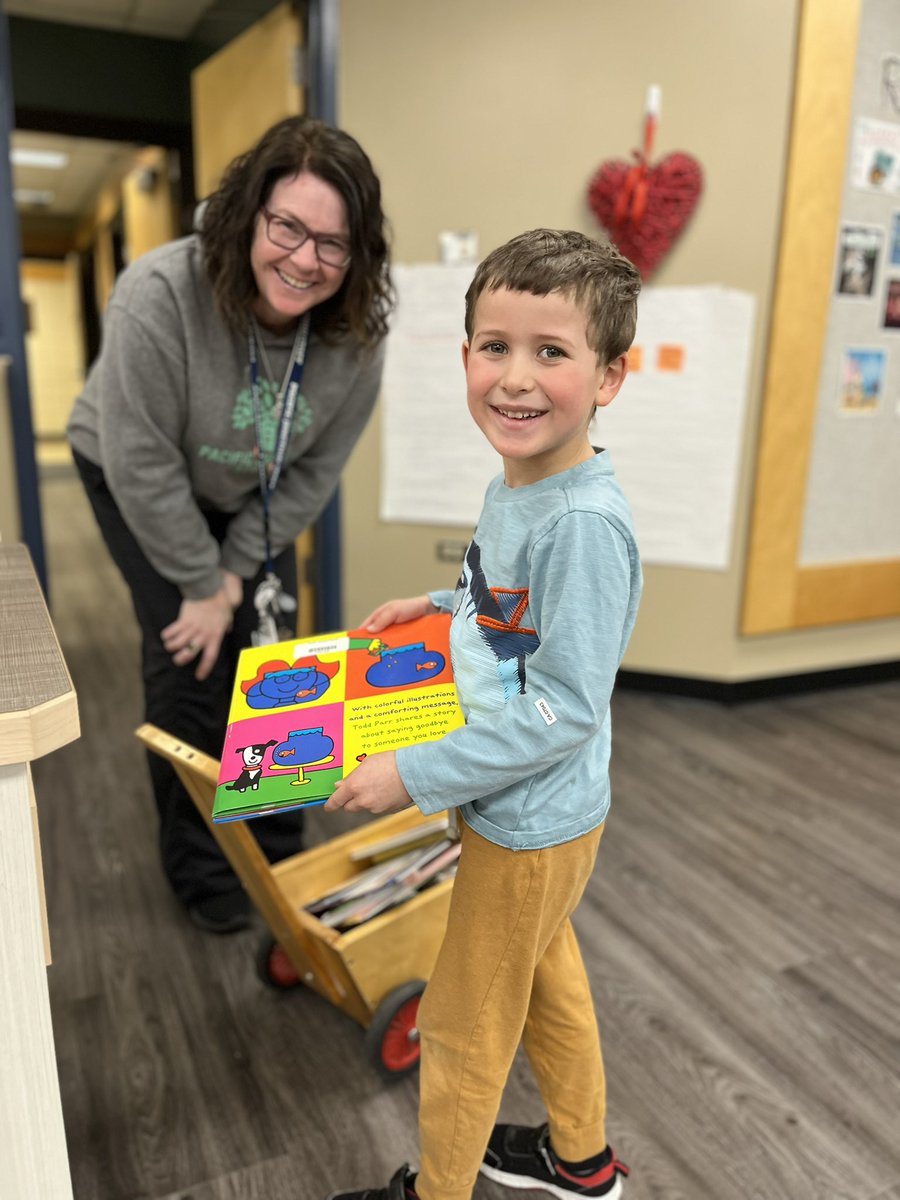 Joyful connections to books 📚 Kindergartens love taking turns returning their classroom “trolley cart of books”. Supporting a pathway of lifelong readers begins with inspiring #reading #joy at the earliest ages. #iLovetoread #libraries are #magic