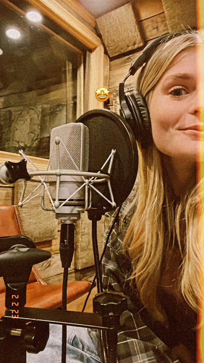 mollyforbesss's tweet photo. Been tracking vocals since 11am. I need a McDonald’s happy meal🙃 https://t.co/kb1UkchoT3