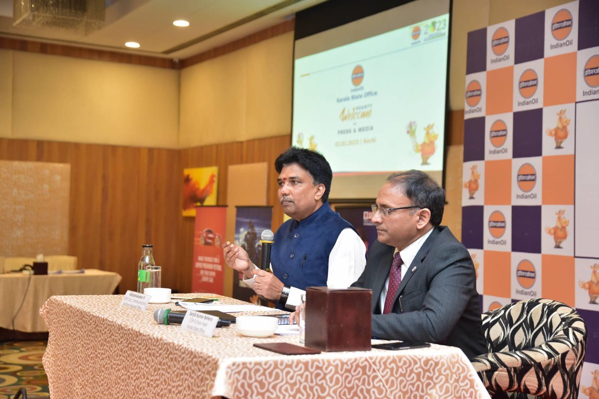 IOCL_KERALA's tweet photo. CGM&amp;SH (KeSO) @IndianOilcl addressed and interacted with Press &amp; Media at Kochi in presence of CGM(CC)/SR. #ReachingOutToAll #BrandAwareness #PositiveVibes @ChairmanIOCL https://t.co/e3x2kHaVSP