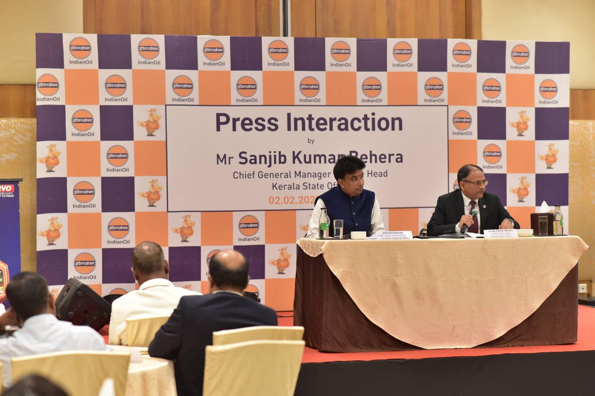 IOCL_KERALA's tweet photo. CGM&amp;SH (KeSO) @IndianOilcl addressed and interacted with Press &amp; Media at Kochi in presence of CGM(CC)/SR. #ReachingOutToAll #BrandAwareness #PositiveVibes @ChairmanIOCL https://t.co/e3x2kHaVSP