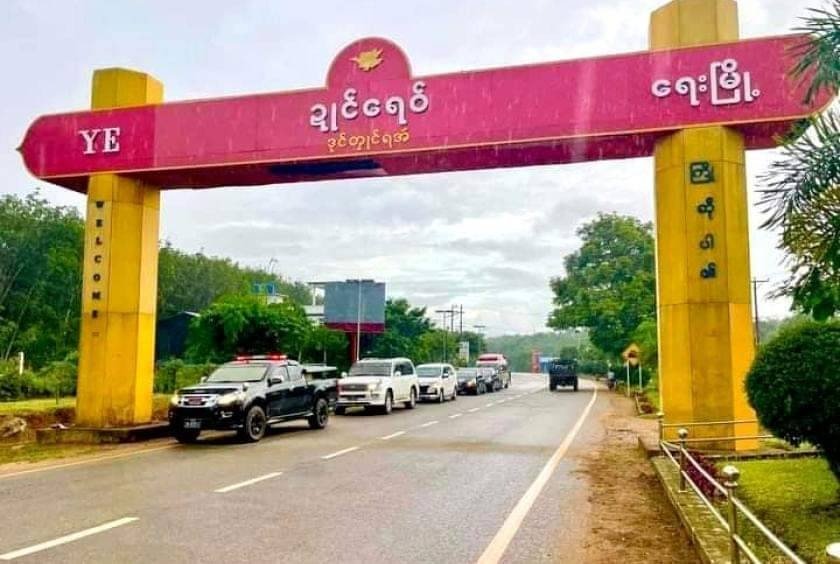 HURFOM's tweet photo. 1/4 Military affairs observers said that the junta's declaration of martial law in many townships across the country signalled more brutal oppression in pro-democracy groups, civilians, and local resistance armed forces strongholds. https://t.co/KEvlCG4Xw6