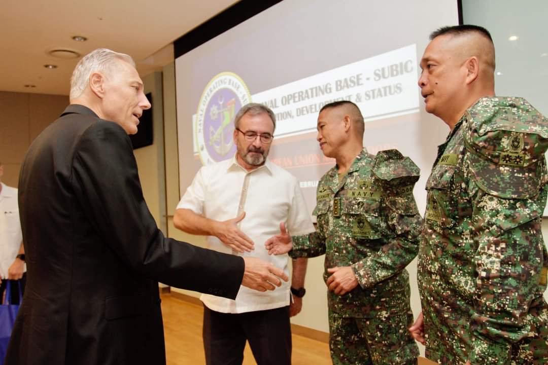 #STRONGERTOGETHER | Ambassadors of #EU member-states in the #Philippines visit #Navy base, reiterates commitment to a secure, free & open maritime supply routes in the #IndoPacific, in full compliance w/ int'l law
🇵🇭🤝🇪🇺

📝/📸: #EUinthePhilippines

#AFPyoucanTRUST