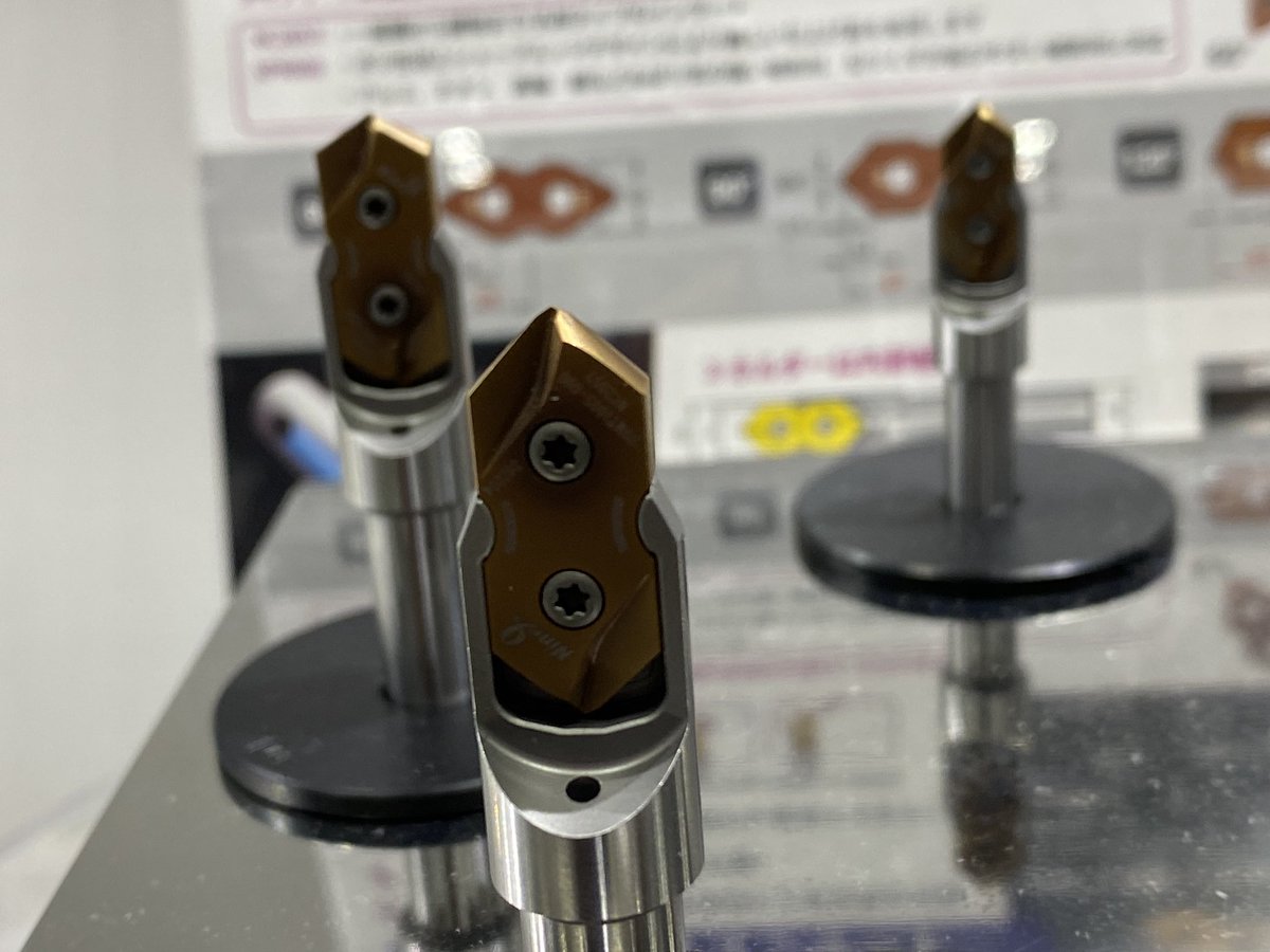 hayap1965's tweet photo. Nine9 ACEスポットドリル
なんと、モミツケや面取りがインサートツールで！
インサートなので工具交換も簡単、しかも髙剛性で超長寿命😱
ツールドインターナショナルのブースで確かめて下さい😁
今ならキャンペーン中（インサート無償提供）
#テクニカルショウヨコハマ2023
#日本工作機械輸入協会 https://t.co/bIOXcvtthh