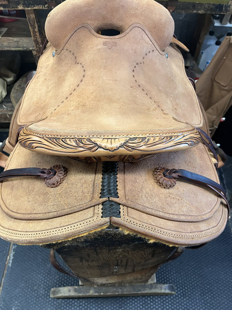 HunterlaneLane's tweet photo. Built my first saddle today! https://t.co/2vpvTJhrZy