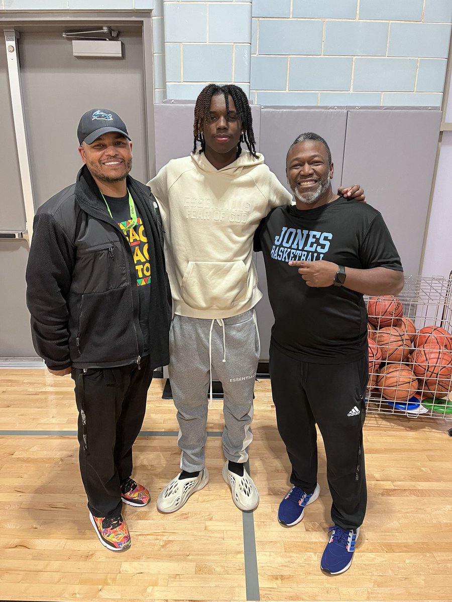 BWheat4's tweet photo. Got to visit my old MS & talk 2 @WeAreJones 8th gd bball team about not taking opportunities 4 granted & loving the work that is required to be champions/continue the legacy of @JonesMS_AISD athletics. They beat Stovall ALOT 2 a little. Next is their championship. Wish them luck! https://t.co/Q3Iju3GjXG