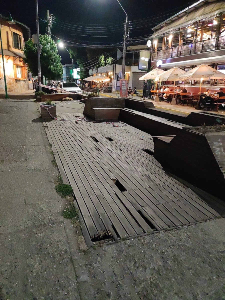 soyelPabloJ's tweet photo. Así recibe #Valdiviacl a sus turistas en el barrio Esmeralda. Que pasa con Valdivia a la pinta @munivaldivia @Carla_Amtmann https://t.co/Yoek1nzUxA