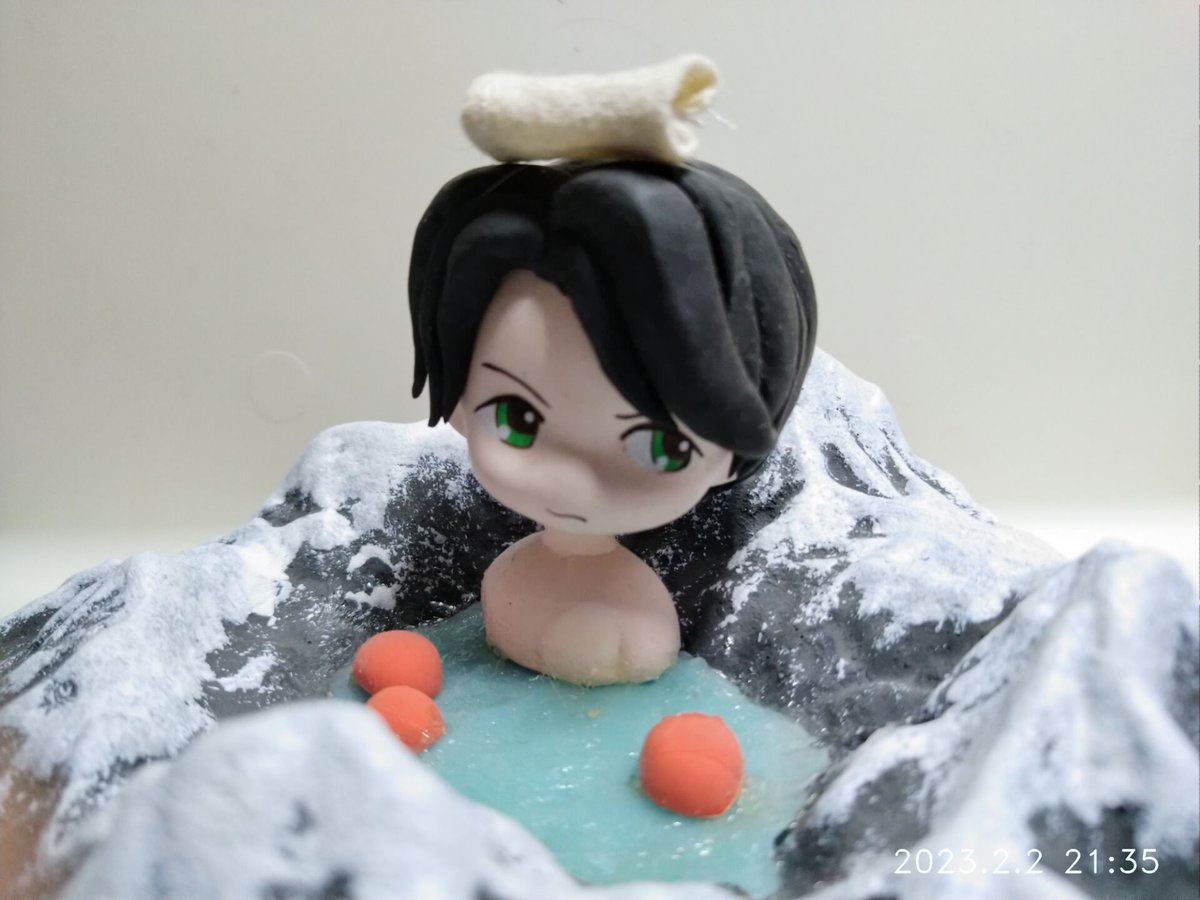 Zoedt1985's tweet photo. 特地多放了几个橘子到温泉里哦（喂！
背景的石头应该多找几块啦！
哈哈哈哈反正也就是影月的那个头而已嘛（通用发型🤣🤣🤣
#中村倫也 
#黏土手作 #黏土 #黏土人
#clay #claycraft
#粘土 #粘土手作 #軽量粘土 #軽粘土
#粘土細工 #粘土人 #手作り #粘土作品 https://t.co/Uhx4AYlWbj